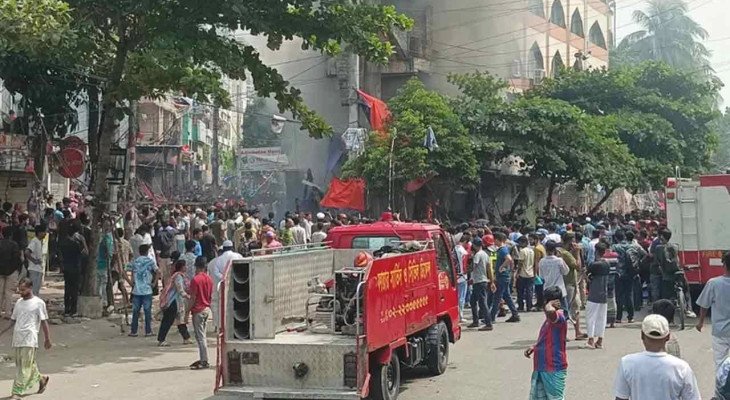 মিরপুরে উচ্ছেদ অভিযানে মসজিদে আগুন, ক্ষুব্ধ জনতার গাড়ি ভাঙচুর